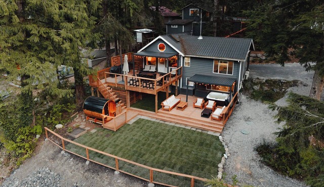 SkyRiverPeaks Cabin, Riverfront,Views, Hot tub, Sauna,AC,Pets