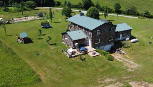 Smiths In-law suite! Pet friendly! Hot tub!