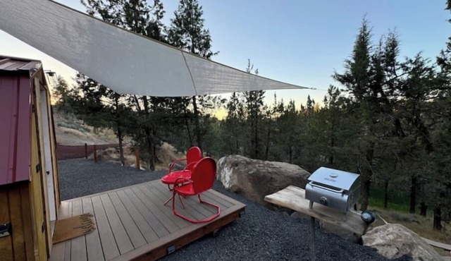 Solar powered little cabin. Private deck and remote setting; minutes from town.