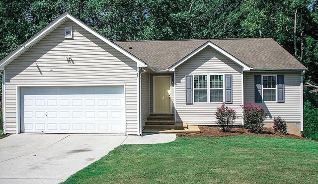 Spacious 3 bedroom 2 bathroom house in fantastic Sugar Hill with AC