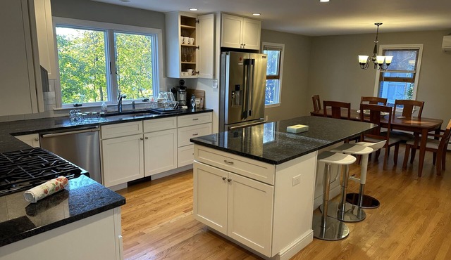 Spacious Single Family House - Great Privacy, 19' train ride to Back Bay Station
