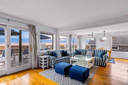 Spacious Waterfront Home - Private Deck, Beach