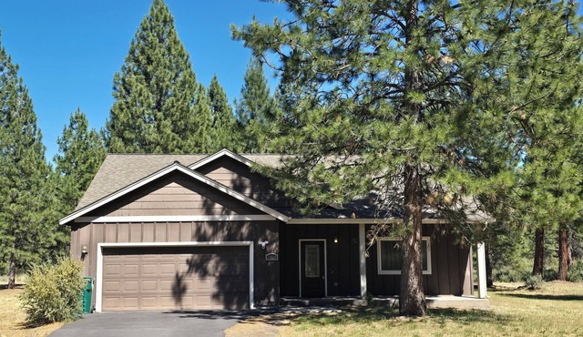 Spacious Western Home on 2 acres in the Pines close to Crater Lake