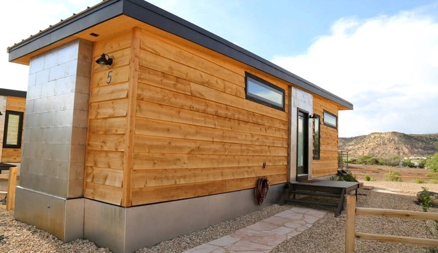 Spectacular Secluded Tiny House with Stunning Desert Views in Escalante, Utah