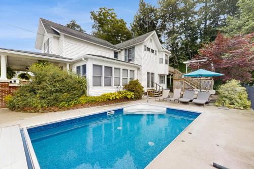 Steps to Crystal Lake! Group Getaway w/Hot Tub