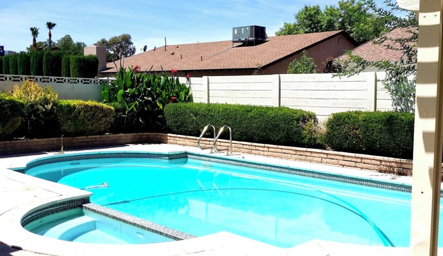 -Stunning 3 Bedroom monthly rental with pool Close to Airport/strip
