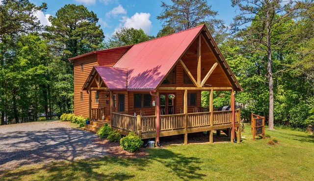 Stunning chalet close to Murphy. Hot Tub, Fire Pit, Dog Friendly, Ample Parking