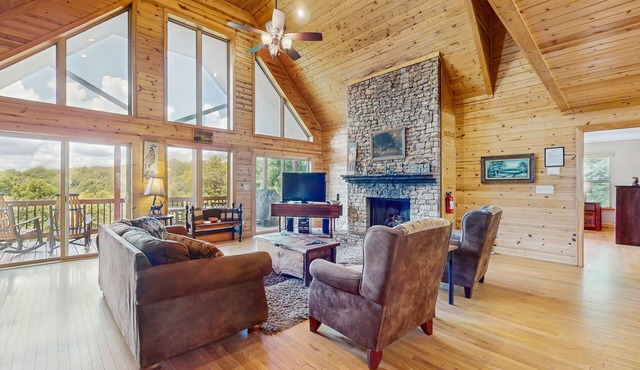 Stunning mountain cabin w/free WiFi/gameroom/gas fireplace