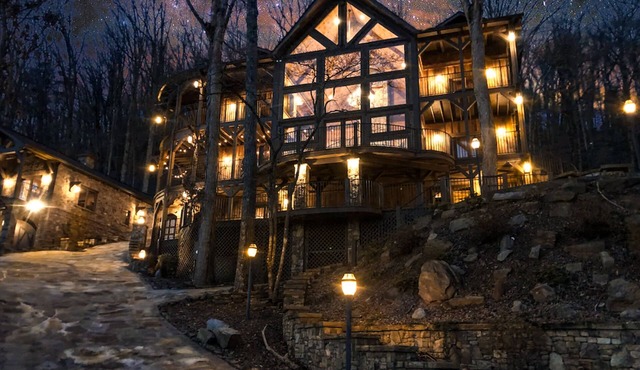 Stunning Views! Luxury Mountain Retreat, SLEEPS 30