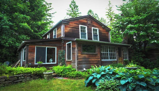 Sunnybrook House - 5 bedroom antique home in landscaped wooded grounds.