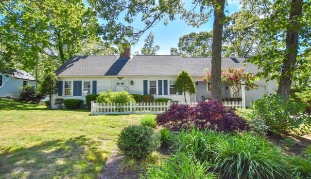 Sunroom, Spacious Deck, 8 Mins to Mayflower Beach!
