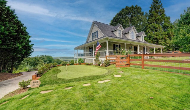 Sunset View – Scenic 3 BDR w/Game Room, Close to Downtown & Pet-Friendly!