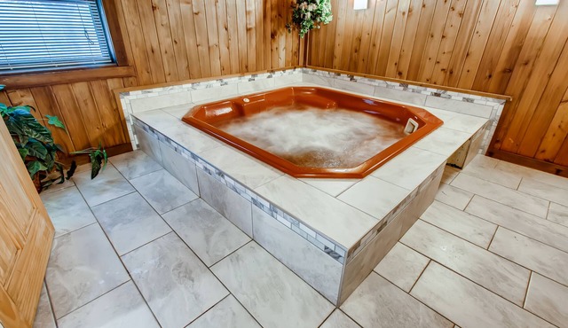 Sweet Life - Vermont Chalet - 6 person Indoor Hot Tub - 15 min to Killington