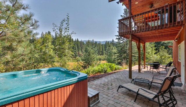 Sweet Private Leavenworth River Front Cabin with Fast WiFi & hot tub- Sleeps 6.