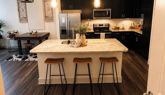 Texas Hold'em Everything You Need 1B/1B Cozy Condo F/Parking EV Charging WiFi