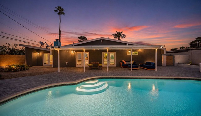 𝜗 Paradise Palms, a Mid Century Oasis near STRIP