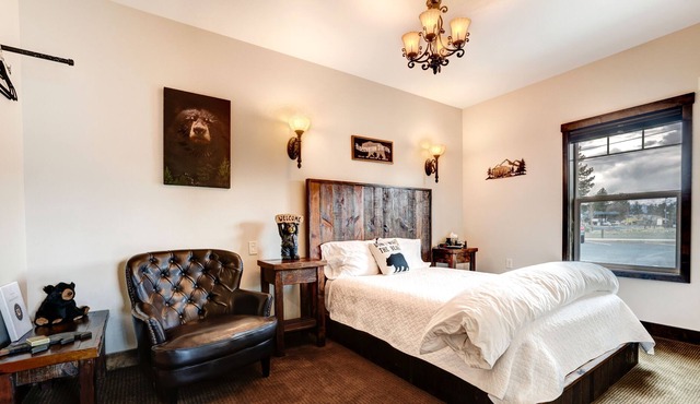 “The Black Bear Bunk” - Sisters Bunkhouse DOWNTOWN
