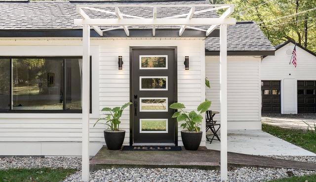 The Glenn; Mid-century home with hot tub, fire pit, bicycles & more