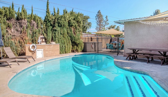 The Magic Forest House - 1mile to Disneyland family friendly House with a pool.