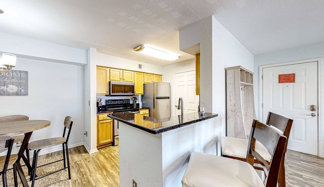Third-floor condo with balcony, pool, gym & central AC - 1/2 mile to the beach