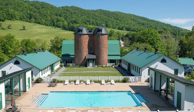 Timeless, Historic Manor with modern amenities and charming garden for relaxing