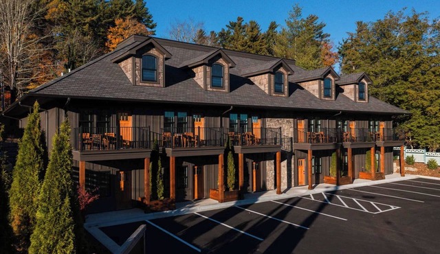 Townhome with Private Balcony, Fireplace & Soaker Tub on Downtown Main St.