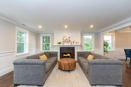 Ultra-Luxurious Home near Boston Pet-Friendly