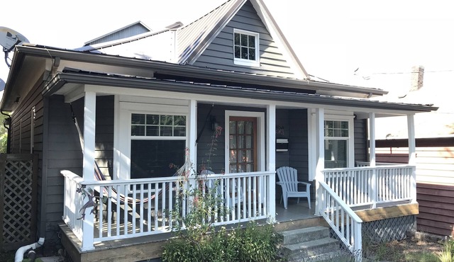 Urban Retreat! Sauna-Updated Craftsman Private Backyard! Pet friendly! Discounts