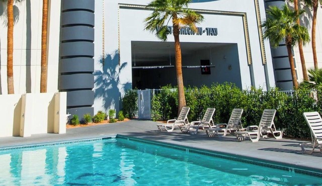 Vacation Day Is Always A Great Idea! 3 Convenient Units, Pool, Free Parking