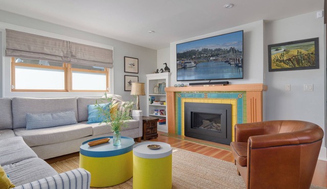 Vibrant 1919 bungalow - peaceful oasis, walk to downtown