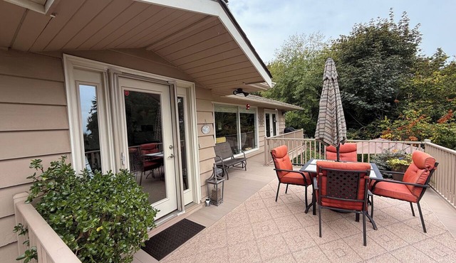 Walk to Beaches, Parks & Dining. 2BR Getaway with Fitness Room, AC, No Pets