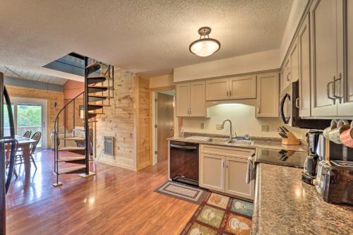 Walk to Beech Mtn Ski Resort! Condo w/Balcony