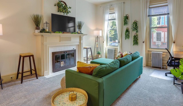 Walk to Restaurants & Shops: Apt in Pennsylvania!
