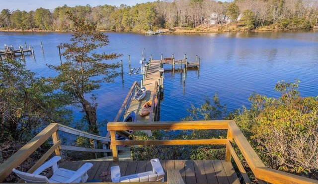 Waterfront Getaway + Game Room, Kayaks, Firepit