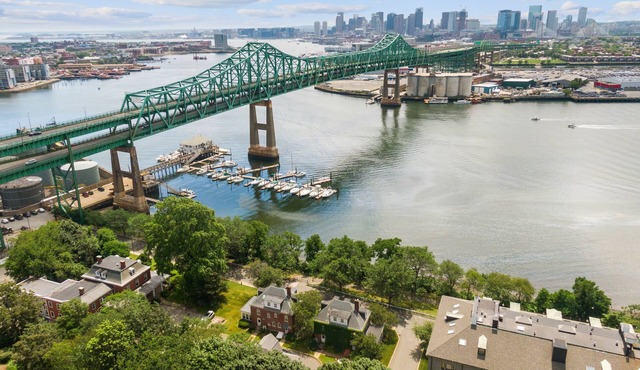 Waterfront House Minutes from the Boston Downtown, Airport, Encore Casino