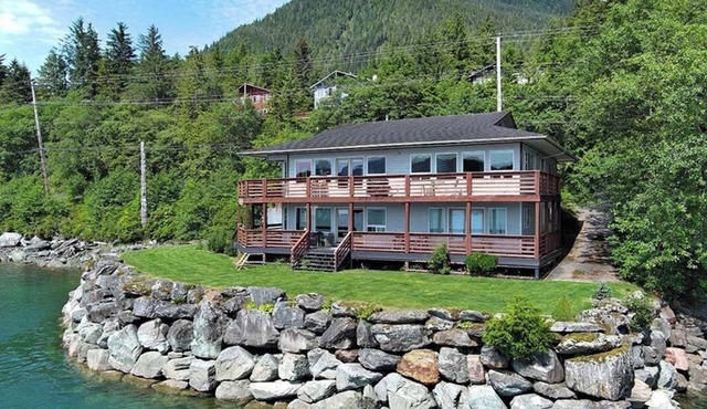 Waterfront only 2 miles from downtown! Sleeps 8. Amazing Views!
