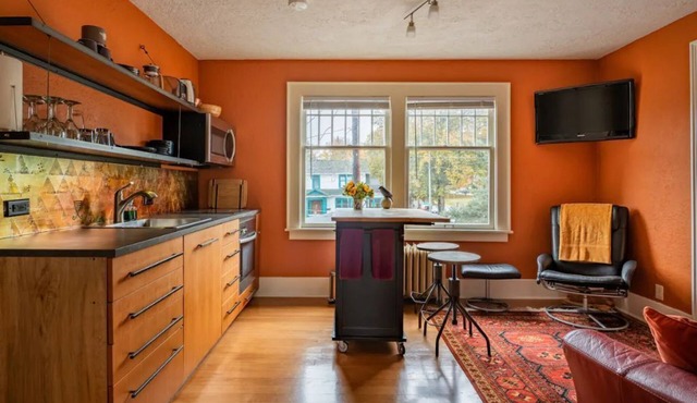 Welcome to Ravennity! Very close to Light Rail, UW, Greenlake