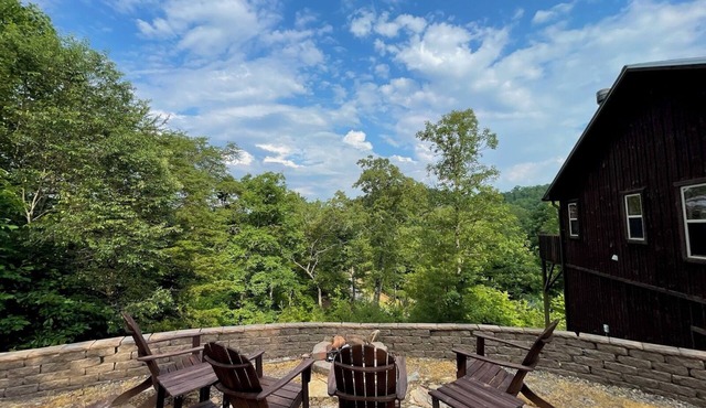 Welcome to The Timber Tales! Rustic decor and close to town!