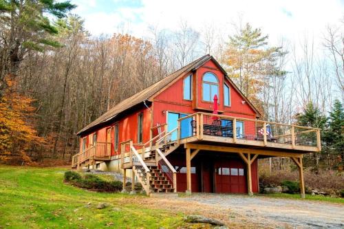 WhiSki Cabin *12-acres with mountain views!*