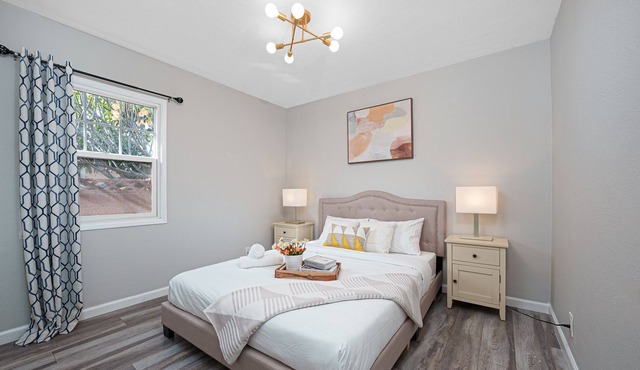 Your Disney Retrested! Entire 5 BR Back Yard Parking