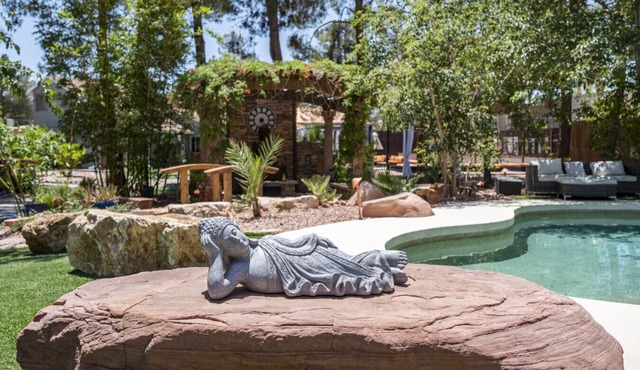 Your Own Resort Close to the Strip!