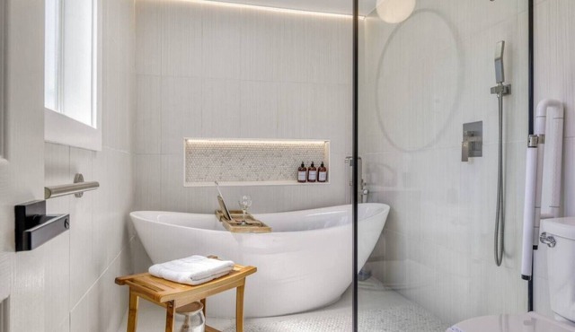 Zen Haus Suite A · Serene Retreat, King Beds, near UO, w/views
