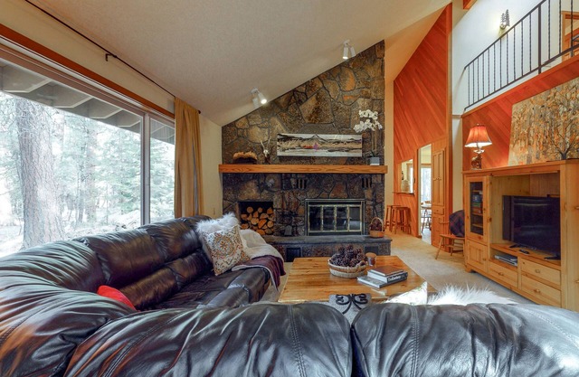 Alpine haven with wood fireplace & access to pool & hot tub
