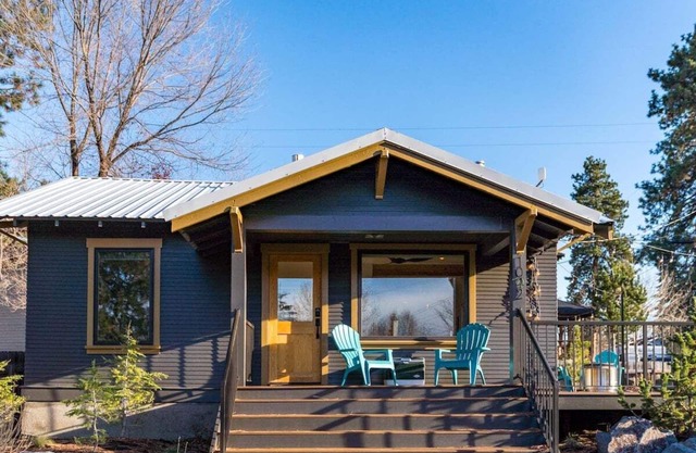 Bluebird Day - Delaware House, Old Downtown Bend, Hot tub and modern amenities.