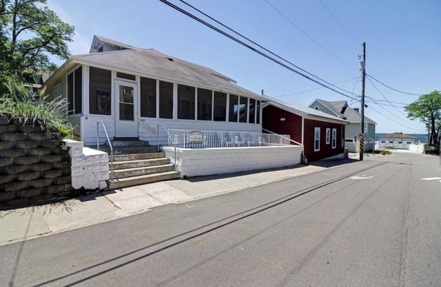 TOO QUTE! BEACH COTTAGE: NORTH BEACH! 4 BEDROOMS! 2.5 BATHS!