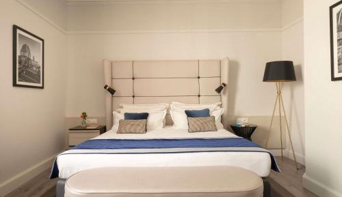 Executive Queen Room with One Queen Bed