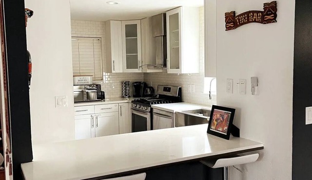 Contemporary home in the city with AC, sleeps 10