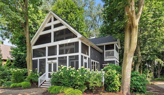 Beautiful Harbert Home Close to Sandy Lake Michigan Beach!